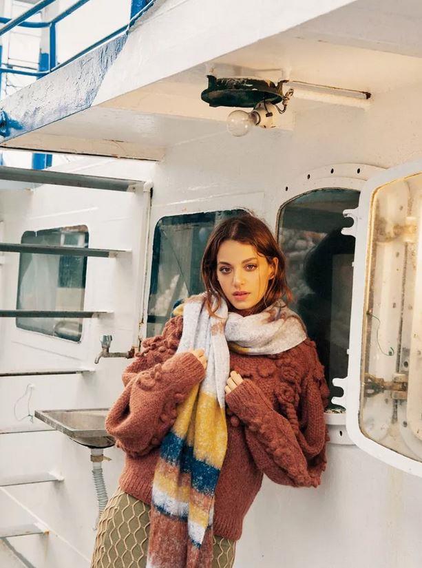 Leyla Tanlar: Parampara dizisiyle adn geni kitlelere duyuran ve son olarak ahin Tepesi dizisinde rol alan Tanlar'n babaannesi bir talyan. yle ki Tanlar, talyan Lisesi mezunu.