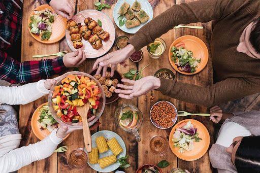 Porsiyon tercihine dikkat edin  <br>  Tek seferde byk porsiyonlar yerine, doygunluk hissi iin iftardan sonra belli aralklarla ve kk porsiyonlar ile beslenin. Porsiyonlar byynce, bel evresinin de bydn, kilo almnn hzlandn ve bu deiimlerin ise beraberinde salk sorunlarn getirdiini unutmayn.