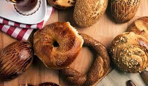 Vcuda ar karbonhidrat yklemeyin<br>    zellikle sahurda ve iftarda bolca ekmek, poaa, simit, brek, makarna, pilav, tatl gibi gdalar ar tketmek de vcudun dengesini bozan nedenlerin banda gelmektedir. Bu gdalarn belli oranlarda tketilmesi gerektii unutulmamal, mmknse bu gdalar yerine sebze, meyve veya kuru baklagiller tercih edilmelidir.