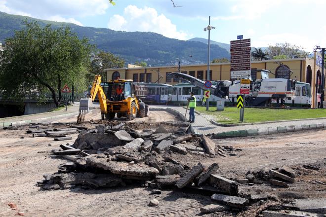 "Ekiplerimiz kstlamann balad ilk andan itibaren youn bir ekilde alyor. Bursa&#8217;nn en youn kullanlan ana aks olan 2,5 kilometrelik Merinos Acemler arasnda gidi dn ile alakal yolda kazma ilemleri tamamland ve asfalt kaplama devam ediyor. "