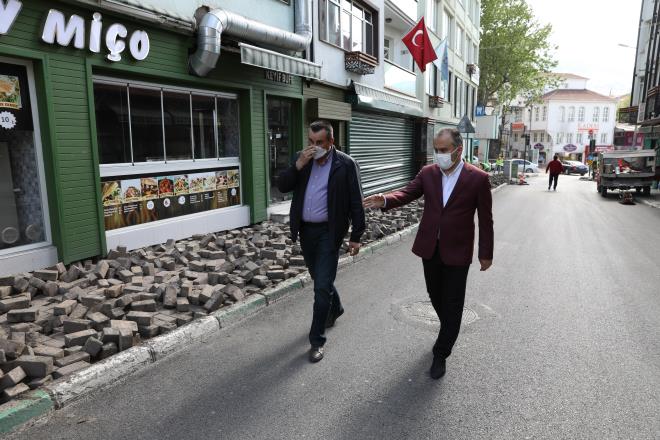 Gkdere Ali Ferruh Ycel Caddesi&#8217;nde bir taraftan freze almalar yaplrken, dier taraftan asfalt kaplama almalar da sryor.  Bunun yannda asfalt kaplama almalar getiimiz hafta tamamlanan Setba ve Yeil Caddelerinde de yaya kaldrmlar yeniden dzenleniyor.