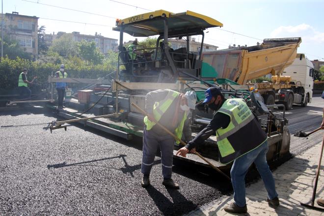 Yolun ok daha uzun mrl olmas iin asfalt zerine koruyucu tabakalar da atlyor. Ramazan&#8217;a ve scaa ramen gayretli alma iinde olan tm arkadalarma teekkr ediyorum. Hafta sonu sokaa kma kstlamas ve yasak uygulamalarn Bykehir Belediyesi olarak dolu dolu deerlendirmeye altk.