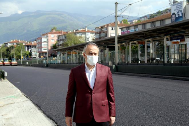 "Bu hafta da 1-2- 3 Mays tarihlerinde yaklak 13 bin ton asfalt Bursal hemerilerimizin hizmetine sunmu olacaz&#8221; diye konutu.  <br>  BURSA BYKEHR BELEDYES