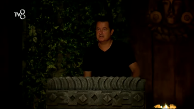 Acun "Yarmaclar kollarn ayaklarn byle kryor. Bu defa ne yapacaksn diye merak ediyoruz. Mutluyken ayan kracaksn. Puzzle gibisin. Denizi getik derede boulmayn" dedi.