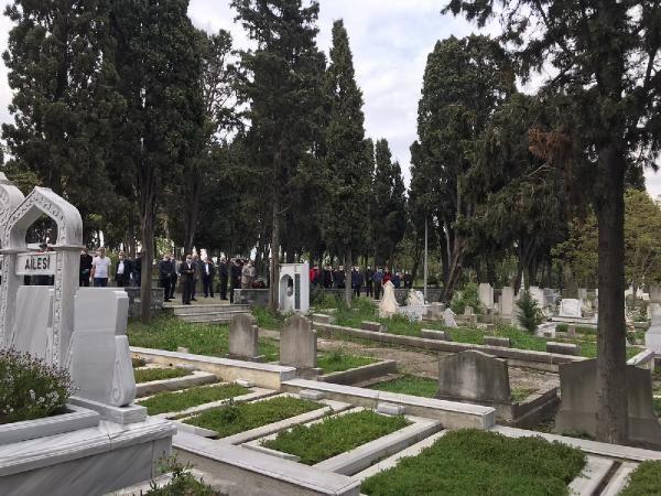 mer Dngelolu kimdir?<br>    1968'de Tokat Zile'de dnyaya gelen mer Dngelolu, ilkokulu Zile Altunyurt lkokulunda, orta eitimini Zile mam Hatip Lisesinde tamamlad. Daha sonra Sakarya niversitesi lahiyat Fakltesinden mezun olarak 1986-1996 yllar arasnda memleketi Tokat'ta imam-hatiplik yapt. Kamuda uzun yllar eitli idari grevlerde alan Dngelolu, slam tarihi ve siyer-i nebi zerine aratrma, inceleme, okuma ve gezi yazlar ile biliniyordu. Dngelolu, ayn zamanda ramazan aylarnda televizyon programlar hazrlayp sunmutu