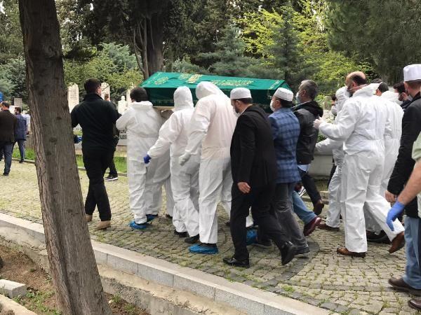 Cenazeye katlanlarn sosyal mesafe kuralna dikkat ettikleri ve maske kullandklar grlrken, defnedecek kiilerin koruyucu tulum giydikleri grld.