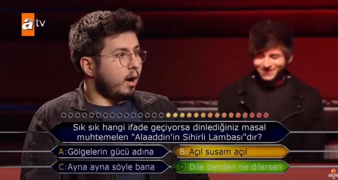 Hakan lek'in soruyu yanl bilmesinden sonra ise verdii aknlk tepkisi baya konuuldu. lek'in yanna beraber gelen arkada neye uradn ard ve arka tarafta glme krizine girdi.
