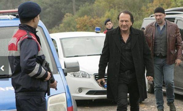 Herkes Hsn'den kayor  <br>    Ekip arkadalar da ayn evdekiler gibi davranr. Corona virs salgn yznden ona yaklamazlar ve Rza Baba onu eve gndermeyi baarr. Hsn evde dinlendii srada oban Ailesi ondan uzak durmaya gayret ederler. Ertesi gn Hsn hi bir ey olmam gibi salkl bir ekilde kalkar.