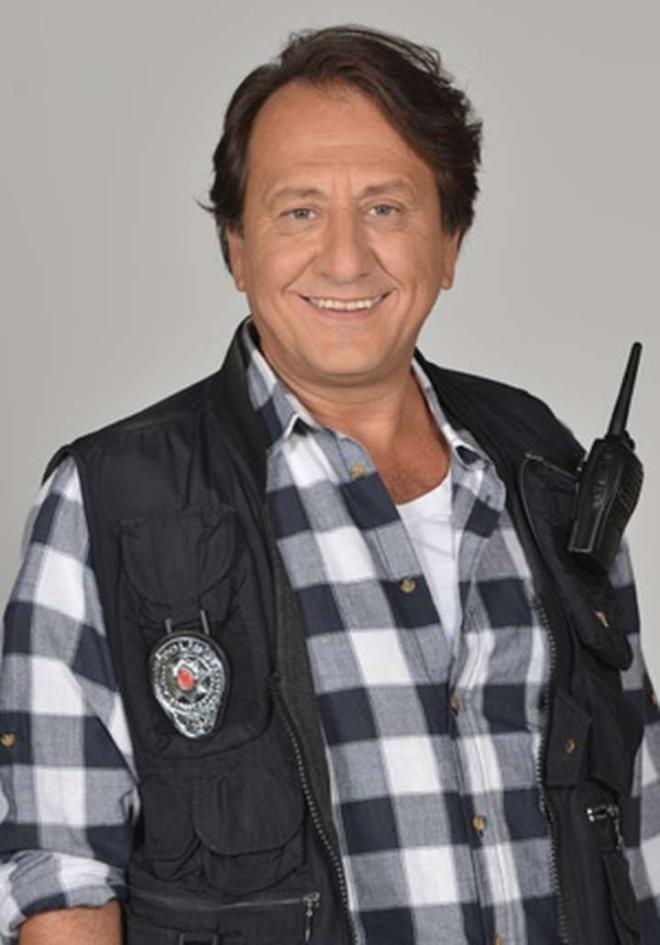 Yeni blmleriyle her cuma saat 20.00'da Kanal D'de ekrana gelen Arka Sokaklar'n yeni blmnde Hsn oban, sabah kalktnda haprp tksrarak kahvaltya gelir.