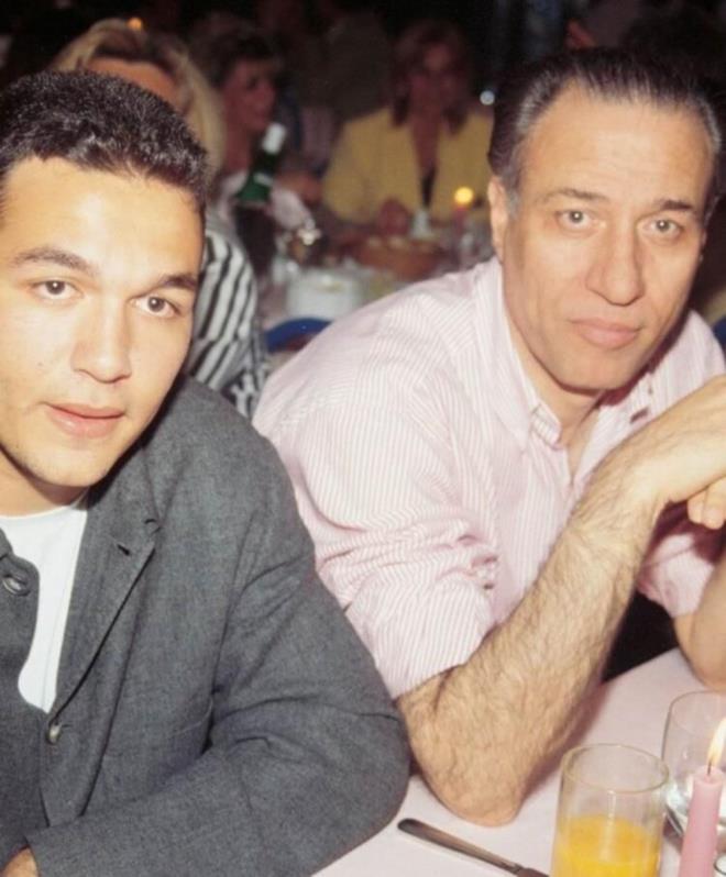 Babasnn zeline dikkat ettiini ve ailece bu duruma sayg gsterdiklerini anlatan Sunal szlerine yle devam etti: "Babamn bir ekmecesi vard kitlerdi oray. Ama kilidi grseniz desen alacak. Ama hi ellemezdik. Tabii vefatndan bir sre sonra oray atk."