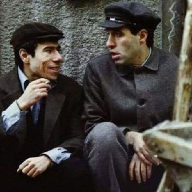 Kemal Sunal,Trabzon'a giderken bindii uakta, kalktan hemen nce geirdii kalp krizi sonucu hayata veda etmiti.