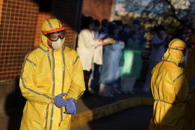 Corona virs salgn ile ilgili komplo teorilerinin ise ard arkas kesilmiyor.