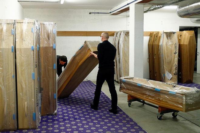 L SAYISI 241 BN ATI  Corona virs nedeniyle hayatn kaybedenlerin says ise 241 binin zerinde...