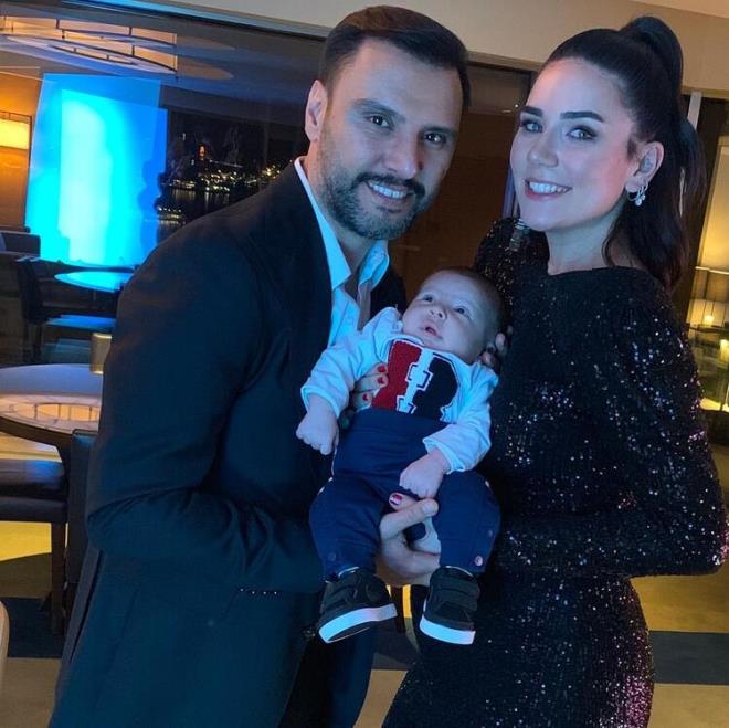 KARARLARIMIZI ORTAK VERRZ<br>  Buse Hanm&#8217;a ev ilerinde yardm eder misiniz?<br>    Alian: Akm yardm ediyorum, deil mi?  <br>  Buse: Yemeklerde baya iyi. Temizlikte de fena deil. Zaten yardmcmz var. ok gzel kahve yapar, ok iyi bulak ykar. Hi dank deildir. Hibir kirli kyafetini yerde grmedim, hep sepete atyor. nallah deimez.