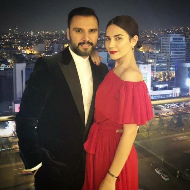 BYK BR EVDE OTURUYORSAM KME NE?<br>  Siz de sosyal medyann gazabna urayanlardan birisiniz.  <br>  Alian: Evde yaptmz paylamlara bile laf ediyorlar. Paylam yapmaya korkar olduk. Neymi efendim, ok byk evde yayormuuz da onlar kck evlerde yayormu. 23 yl aralksz, kpek gibi altm. Byk evde oturuyorsam kime ne! Nasl bir evde yaadm kimi, niye ilgilendirir? Keke herkes eit artlarda para kazanabilse ama dnyadaki eitsizliin sulusu ben deilim.  <br>  Buse: Ayrca ilk evlendiimizde bir apartman dairesinde oturuyorduk. imdi de kiradayz. Bunun aklamasn yapmak da ac bir durum.