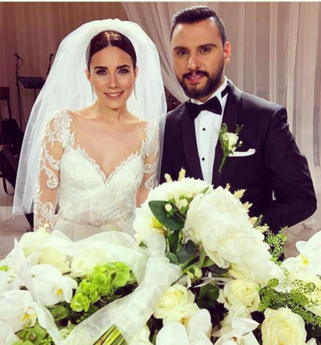 Bu sreten kendinize nasl bir ders kardnz?  <br>  Alian: Biz zaten lks tutkunu deildik. u an en ok zlediim ey arkadalarmla Nianta&#8217;nda bir ay iebilmek, tatil yapabilmek. nsanlk mesaj almtr inallah. Suriyeli bir ocuk &#8220;lnce sizi Allah&#8217;a ikayet edeceim&#8221; demiti. Herhalde o ocuk ikayetini etti ki insanlk byle bir ey yayor. Bir korku filminin iindeyiz.  <br>  Buse: nsanlar her eyi o kadar abuk tketir hale gelmiti ki... Hayvana ikence, insana yaplan zulmler, savalar, hrslar hayatn nne gemiti. Bu virs bunlar azaltt. Herkes cannn derdine dt. nsanlar daha temiz yaamay rendi. Denizler bile p iindeydi. nsanlar elini eteini ekince Boaz&#8217;a yunuslar geldi.