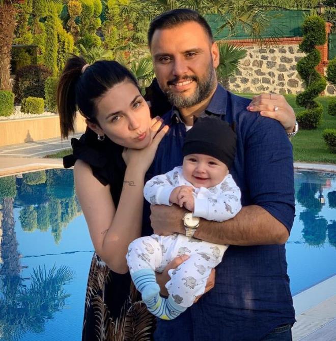 Alian&#8217; birok kii mao sanyordu. Kulaklarma inanamyorum!  Alian: Sanrm kendimi yanl anlattm. Ev ilerini ok seviyorum. En sevdiim i bulak ykamak. Buse kahvemi de ok beeniyor.  <br>  Evde kimin sz geer?<br>  Alian: Kararlarmz ortak veririz. kimizin de sz geer ama ev iiyle ilgili her eyde Buse&#8217;nin sz geiyor elbette. Ben bardaklarn yerini bile bilmem.