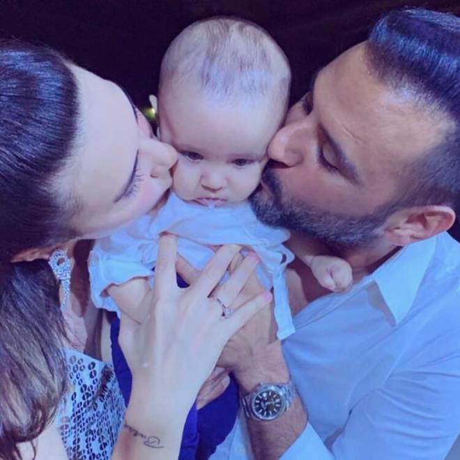 ALAN BANA PAHALI ANTALAR ALIR<br>  Alian&#8217;n cimri olduunu duymutum. Doru mu?<br>    Alian: Akm, bu konuya ltfen aklk getir.  <br>  Buse: Asla cimri deil. zel gnlerimizde bana ok pahal hediyeler alr. Her defasnda &#8220;Buna bu kadar para vermene ne gerek var. Zaten bin tane antam var&#8221; diyorum ama o &#8220;Bu model yeni km. Bunu takman isterim, sana yakr&#8221; der. En pahalsn alr. Alian cimri deil ama ben ona gre daha bonkrm. 3 yldr grmediim bir arkadama bile iimden gelirse hediye alrm.