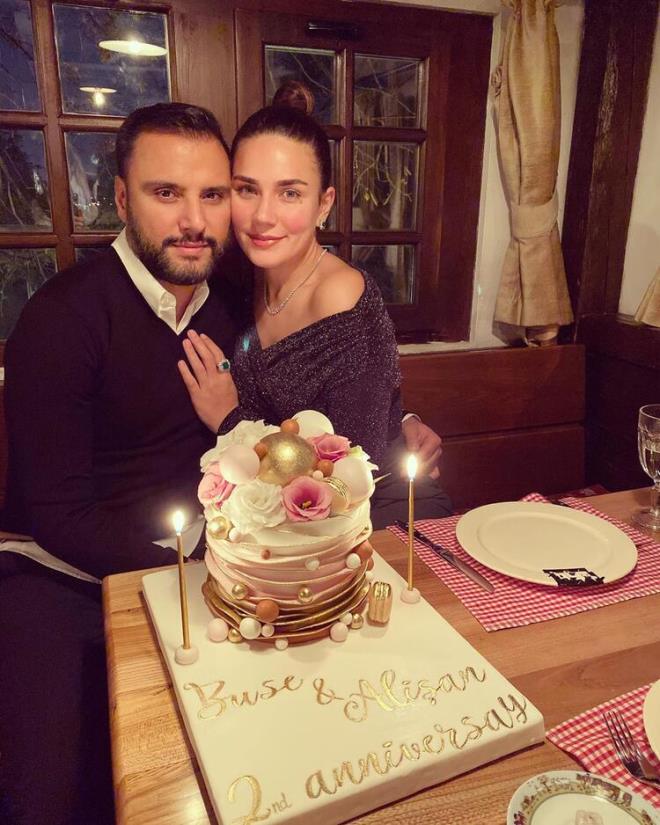 EVLLK ZOR DEL<br>  nllerin evlilikleri genelde ksa sryor. Siz evlenirken byle bir korkuya kapldnz m?  <br>  Buse: Kafamda soru iareti yoktu. Alian&#8217;a ok inanyor ve gveniyordum. &#8220;Ya ayrlrsam, ya boanrsak, ya olmazsa&#8221; gibi endielerim olmad. Etrafmzda ok dzgn evlilikler de var. Mehmet Aslantu-Arzum Onan, Pnar Altu- Yamur Atacan gibi... Sadece nller deil, artk dnyada herkes her eyi ok abuk tketiyor.<br>    Alian: Evlilik zor deil. Onu zorlatran insanlar. Birbirini seven iki insan hayat paylayor ve bu zor olmamal. Sadece sevgi ve ak yetmez. Sayg da art. Buse&#8217;yi ilk gnk akla seviyorum.