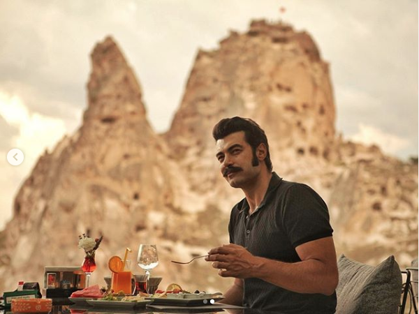 Yemek yedii anda yapt paylam ise Ramazan aynda ho karlanmad. nalm'a bir takipisi, "Ramazanda byle sofralar paylamasanz" yorumunu yapt.