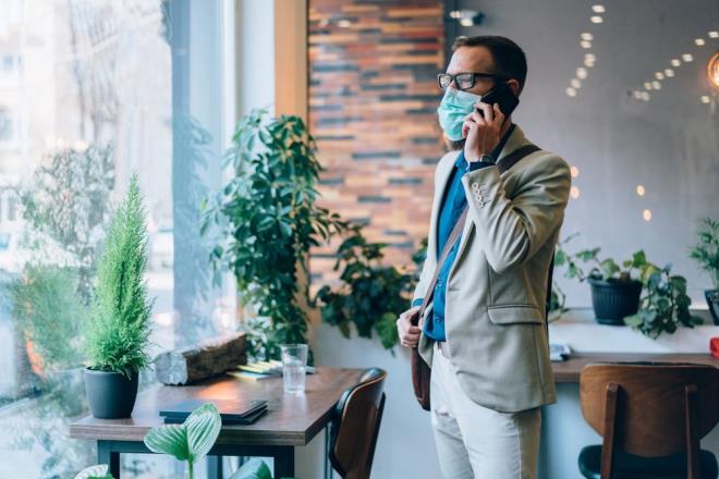 Wymer &#8220;alanlardan ayn ofise dnmelerini isteyemeyiz. irketler temel korkuyu ele almamz gerektiini dnyor&#8221; ifadelerini kulland.    <br>imdilik ise bu durum, artk paylalan masalar, dirsek-dirsek oturma veya insanlarn, kahve ierek bir proje hakknda konumak iin bir araya geldii kafelerin tam anlamyla kaldrlmas anlamna gelmeyebilir. Ancak,  bakr gibi mikroplar daha az tutan  malzemelere i yeri mobilyalarnda daha fazla yer verilmesi ve tavandan aaya akan havalandrma sistemlerinin yeniden yaplandrlmas atlacak kk admlardan biri olabilir.