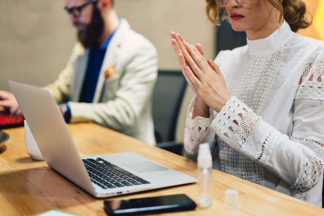 HAPIRMA VE KSRK KORUYUCULARI ZORUNLU OLACAK    <br> gvenlii uzmanlar haprma ve ksrk koruyucularnn ofislerden yeni bir zorunluluk olabileceini aklad.