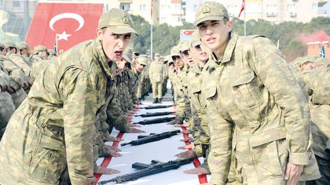 <p>BAYRAMI KILALARDA YAPACAKLAR</p>  <p>  Milli Savunma Bakanl, 18 Nisan&#8217;da koronavirsle mcadele kapsamnda Kasm 2019&#8217;da silah altna alnm olanlarn terhis sresi ile nisan sonunda askere alnacaklarn celp tarihini bir ay ertelemiti. nceki gn kabinede alnan karara gre kasm 2019&#8217;da askere alnm olanlarn terhis ilemleri 31 Mays&#8217;ta balayacak. Milli Savunma Bakan Hulusi Akar, bu durumda 66 bin ykmlnn olduunu aklamt. Terhisi gelenler 24-26 Mays tarihleri arasndaki Ramazan Bayram&#8217;n klalarda geirdikten sonra evlerine geri dnecekler. Terhislerin tamamlanmas sonras 5 Haziran&#8217;da da celp tarihleri gelmi olanlar silah altna alnmaya balayacak. Bakan Akar, celp tarihi ertelenen ykml saysn da 53 bin olarak duyurmutu. Bu durumda 31 Mays ile 5 Haziran arasndaki grev deiimi nedeniyle lke genelinde yaklak 120 bin kiilik hareketlilik yaanacak. Aile bireyleri ve dier yaknlar dikkate alndnda bu hareketlilikten 500 bin kiinin etkilenmesi deerlendiriliyor.</p>