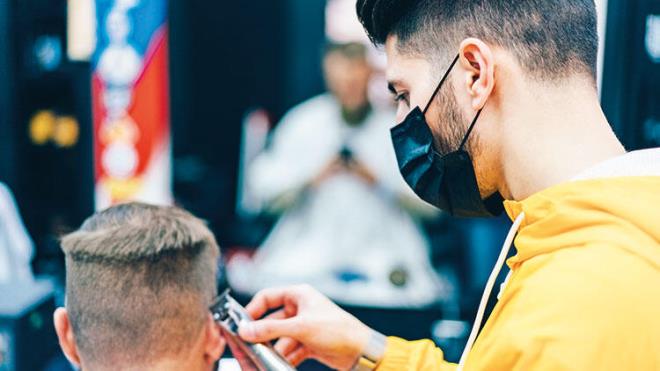 <p>BERBERLER VE KUAFRLER </p>  <p>TEK KULLANIMLIK HAVLU VERECEKLER</p>  <p>  Berber ve kuafrlerin en fazla dikkat edilmesi gereken noktalardan biri olduunu syleyen stanbul Berberler Odas Bakan kr Akyz, 11 Mays&#8217;tan itibaren Trkiye&#8217;deki 107 bin berberin nasl alacan aklad:</p>