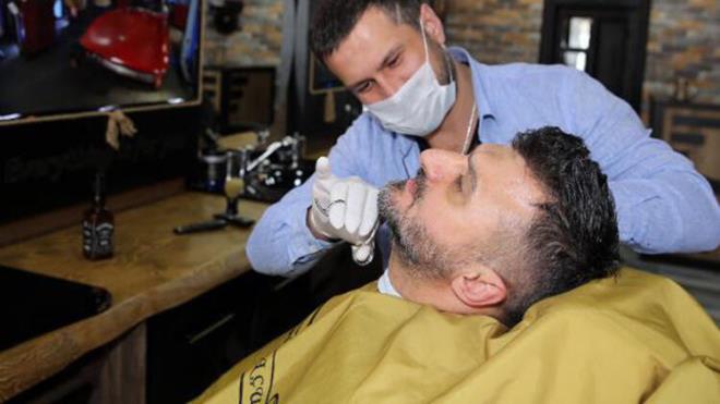 <p>- Gnde 9 saat allacak.  gmlei ya da tulum giyilecek.</p>  <p>   - Berberler Odas ayrca bu srete ustura kullanlmamasn neriyor.</p>  <p>  - Berberler bir saatte 2 mteri, kuafrler ise bir saatte 1 mteri alabilecek.</p>