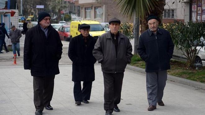 <p>BR K REFAKAT EDEBLECEK</p>  <p>  Darya kacak 65 ya st kiiler sosyal mesafeyi koruyacak, koronavirs tedbirleri kapsamnda belirlenen kurallara uyacak. Bulunduklar mahalle, semtten ayrlmayacak. Ara kullanamayacak veya toplu ulam aralaryla baka yerlere gidemeyecek. Yrme veya kronik herhangi bir rahatszl bulunan, refakati bulundurmas gereken kiilere yardm iin yanlarnda ailesinden bir kii bulunabilecek. Yalnz yaayan, dar kma veya yrmekte zorluk eken kiilere ise talep etmeleri durumunda Vefa Sosyal Destek Grubu&#8217;ndan destek salanacak.</p>