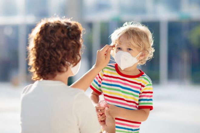 <p>OCUKLAR DA 4 SAAT IKACAK</p>  <p>  20 ya alt iin de 4&#8217;er saatlik &#8216;Sokak izni&#8217; geldi. 0-14 ya grubu hafta iinde 13 Mays aramba gn, 11-15 saatleri arasnda yrme mesafesiyle dar karlabilecek.</p>