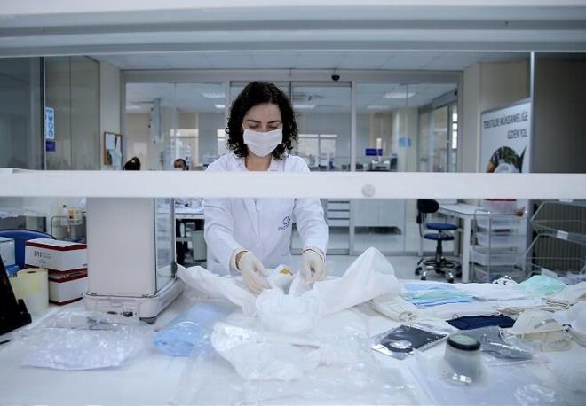 "Testlerden geen rnler gnl rahatlyla kullanlabilir"<br>  Testten geen rnlerin standartlara uygun olduunu raporladklarn anlatan Gltepe, bu rnlerin gnl rahatlyla kullanlabileceini kaydetti. Gltepe, koronavirsle mcadelede millete birlik olmann nemli olduunun altn izerek, "Halk saln hie sayarak haksz kazan elde etmeye alanlara kar denetim yaplmas olmas nemli. nsanlarn ambalajlarda 'CE' iareti olmasna dikkat etmesi gerekir. CE belgesi varsa bu, rnn test edildiini gsterir." bilgisini verdi.