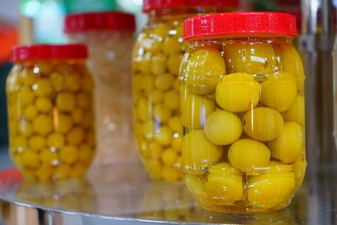 Diyetisyenlere gre turu sayesinde, meyve ve sebzelerin de lif oranlarna sahip oluyoruz. Sindirim sistemine olduka faydal olan turuyu beslenme dzenimize mutlaka eklememiz gerekiyor. Limonlu ya da sirkeli yapabildiimiz gibi turuyu maydonoz, muz ve sarmsak gibi birok meyve ve sebzeden elde edebiliriz. eriindeki sirke, asidik asit ierdii iin kilo kontroln de salyor. Mide hassasiyeti, refl ve gastrit gibi hastalklar olanlar turuyu daha kontroll tketmeli