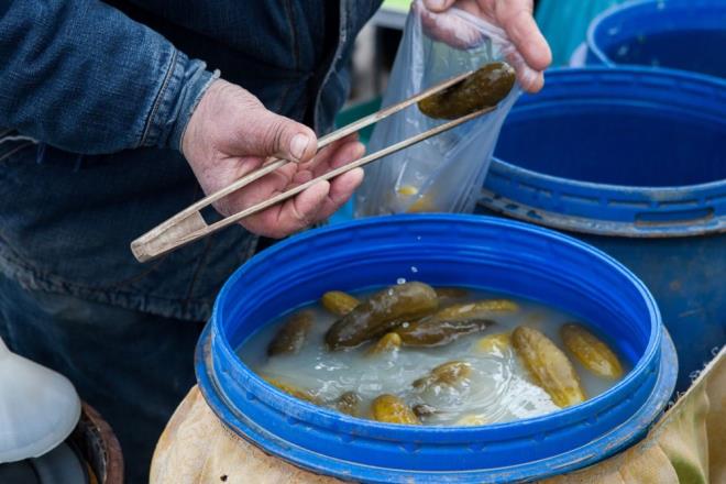 HRACAT 4- 5 KAT ARTTI<br>    Turu reticileriyse Trkiye'deki ilk vaka 10 Mart'ta aklandktan bir gn sonra satlarn hzlandn syleyerek, "Satlar bir anda artnca stoklarmz yetmedi fakat 3 vardiya altk. Tedbirlerimizi alarak, 7/24 retim yapmaya devam ediyoruz. Restoranlar kapatldktan sonra onlara satlarmz azald fakat perakendedeki satlar inanlmaz derecede artt. Yurt d ve Avrupa da dahil tm satlarmz hzlanm durumda" diyor ve ekliyor: En ok dilimlenmi salatalk turusu satlyor.