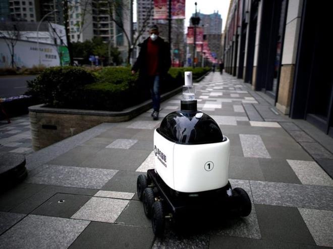 Corona virs ncesi fabrikalardaki retimden perakende sektrne kadar zellikle ticareti ve ekonomiyi etkileyecek alanlarda insanlarn yerini alaca konuulan robotlar imdi ise corona virs salgnn youn grld lkelerdeki hastanelerde, kamuya ak alanlarn ilalanmasnda ve kiiler arasndaki sosyal mesafeyi denetlemek iin kullanlyor.