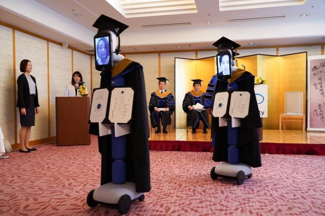 Financial Times'n karde yayn organ Nikkei Asian Review'e konuan srailli bir robot irket yneticisi Chui Dip-sai, Temi isimli robotlar ile insanlarn eve kapand ve yaknlaryla gremedii bu dnemde byk kolaylk saladklarn iddia ediyor.