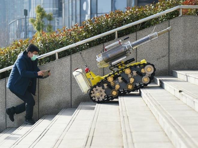 Robotlarn kullanm sadece salk sektr ile kstl kalmazken, hizmet robotlar evde yalnz kalmak zorunda olanlar iin de kullanlrken oteller gibi hizmet sektrnde de daha sk kullanlmaya baland.