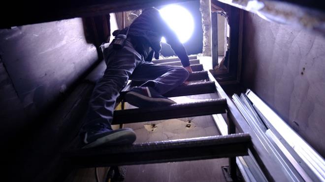 Ekipler kraathaneye dzenledikleri basknda, iletmecilerin ve mterilerin olas polis basknnda, kraathanenin ierisinden bitiiindeki gazinoya, oradan da atya uzanan bir tnel buldu.