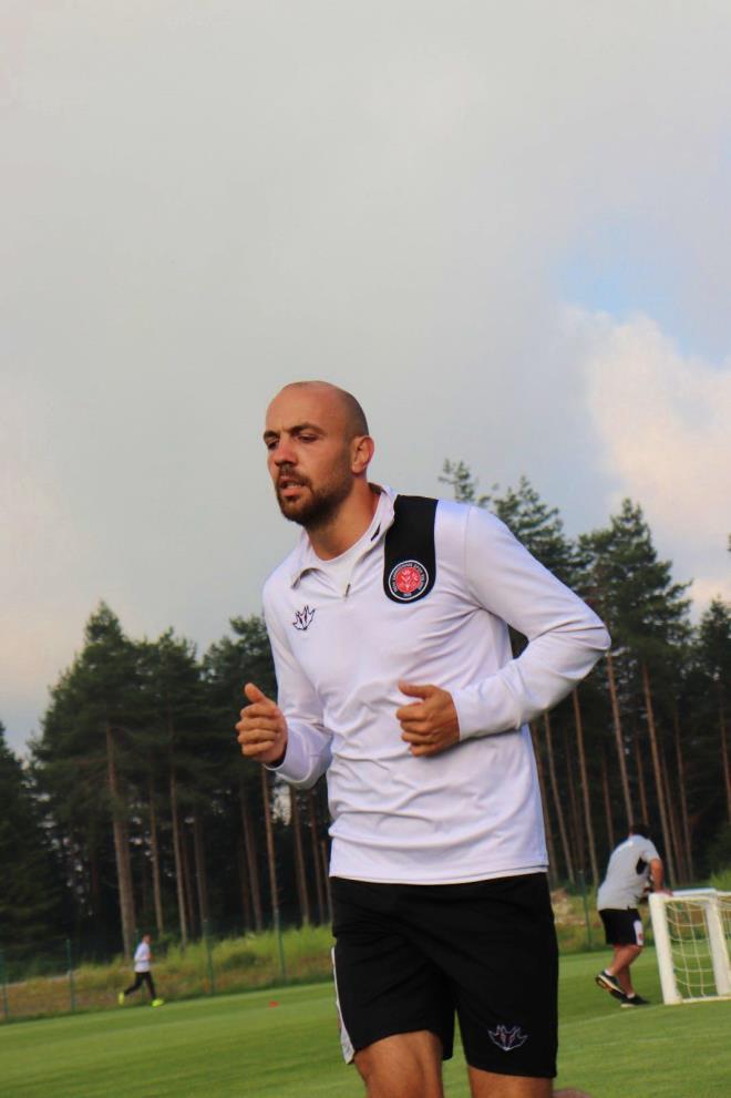 "Destei bizden deil, Galatasaray'dan bekleyin": Paylamlar arasnda en dikkat ekici yorum ise, "Biz destek olmay da bilirdik. Bu camia birleirdi, Sercan Yldrm' yarmada ampiyon yapard. Ama ne yazk ki Galatasaray'a gidiini de, giderken sylediklerini de unutmadk. imdi destei bizden deil Galatasaray'dan bekleyin" diyen bir taraftardan geldi.