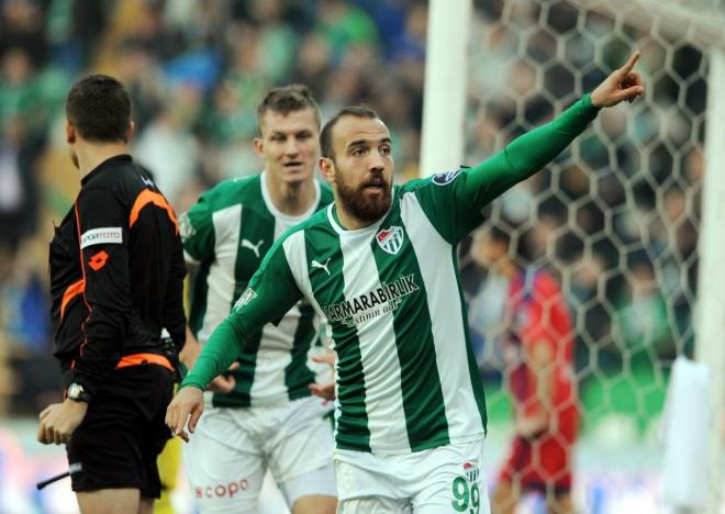 syan bayran ekti: Timsah'n altyapsndan yetiip yllarca yeil-beyazl forma ile ter dken, Bursaspor'un ampiyon olduu 2009-2010 sezonunun kadrosunda da yer alan Yldrm yarma porgramna devam ederken eski futbolcunun ailesi, Bursallardan yeterli destei gremediklerini belirterek adeta isyan bayran ekti.