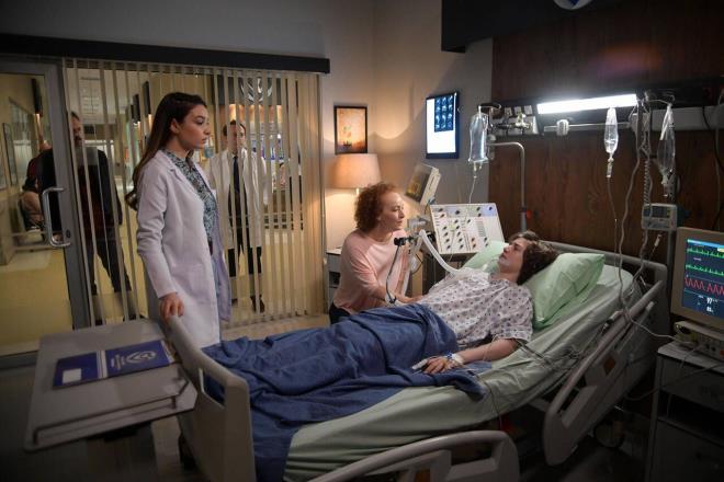 Tuzla'da bulunan Okan niversitesi Hastanesi'nde ekimleri yaplan Hekimolu dizisinde zellikle Doktor Ate yani Timuin Esen'in oyunculuu her hafta olay oluyordu. Dizinin ba kahramannn yan sra dizide Kaan Yldrm, Ayta amaz, Damla Colbay ve Gven Kra gz dolduran dier oyuncular arasndayd.