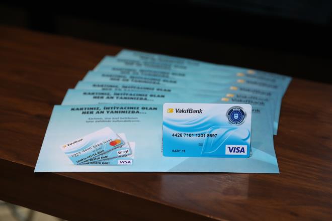 Bursa Bykehir Belediyesi, sosyal yardmlarda kartl sisteme geti. Vakfbank ile yaplan anlama dorultusunda bastrlan ve &#8216;Kart16&#8217; ad verilen sosyal kartlar Bykehir&#8217;den temel ihtiya destei alan vatandalara datmaya balayan belediye, &#8216;getirdii yenilikle&#8217; ihtiya sahiplerinin &#8216;tm ilelerde istedikleri alveri merkezinden&#8217; yararlanmalarnn nn at. Bykehir Belediye Bakan Alinur Akta, sadece rn almnda geerli olacak ve aylk ykleme yaplacak kartlar ylsonuna kadar 5000 aileye datmay planladklarn aklad.