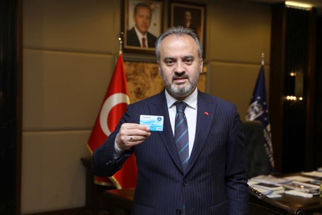 17 ilenin tamamnda geerli  <br>    Bykehir Belediyesi, yeni tip korona virs salgn srecinde i yeri kapanan, isiz kalan ve dar gelirli vatandalara destek olmak iin srdrd sosyal yardmlar, kredi kartyla yapma karar ald. Yeni uygulamaya alnan kartl alveri sistemini tantan Bakan Alinur Akta, Bursa&#8217;da yaayan ve yardma muhta vatandalarn temel ihtiyalarnn &#8216;rencide edilmeden&#8217; giderilmesi iin bu ekilde bir uygulama balattklarn syledi. Sosyal yardm alan ailelerin zgr ekilde istedikleri yerlerden alveri yapmalarn temin edecek kartlarn ilk etapta 875, ylsonuna kadar da 5000 aileye ulatrlmasn hedeflediklerini belirten Bakan Akta, &#8220;Kart16 isimli sosyal yardm kartmz, 17 ilemizin tamamnda, Vakfbank pos cihaznn bulunduu tm alveri merkezlerinde kullanlabilecek&#8221; dedi.