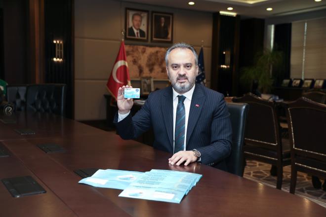 4 aamada sosyal destek  <br>    Bykehir Belediye Bakan Alinur Akta, kart verilecek kiilerin sosyal alma grevlilerinin raporlar dorultusunda tespit edileceini ifade etti. Bursa&#8217;da yaayan ihtiya sahiplerinin yapaca bavurularn uzmanlar tarafndan incelemeleri yaplarak raporlandrlacan kaydeden Bakan Akta, &#8220;Puanlama sistemine gre dzenlenen inceleme raporlar, Sosyal Yardmlar Deerlendirme Komisyonu&#8217;nda grlecek ve karara balanacak. st dzeyde sosyal destek, orta dzeyde sosyal destek, alt dzeyde geici sreli sosyal destek ve alt dzey sosyal destek olmak zere, vatandamza 4 aamada destek verilmesini kararlatrdk&#8221; diye konutu. Kartlara aylk olarak Sosyal Yardmlar Deerlendirme Komisyonu tarafndan belirlenen miktarlarda bakiyeler ykleneceini syleyen Bakan Akta, &#8220;Bursa il snrlar ierisinde kullanlabilecek sosyal kart, tekel rnleri, elektronik eya ve beyaz eya almlarnda geerli olmayacak&#8221; eklinde konutu.  <br>         Bakan Akta, yardma muhta kiilere ynelik sunulan bu hizmetten yararlanmak isteyenlerin Bykehir Belediyesi Sosyal Hizmetler Daire Bakanl&#8217;na ahsen bavuruda bulunabileceini szlerine ekledi.