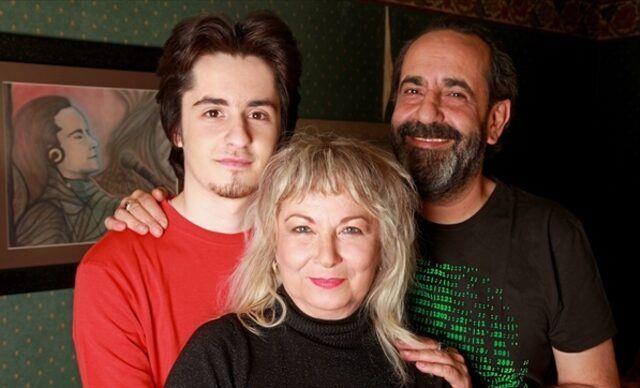 nl sanat zkan Uur, 1989 ylnda Aysun Aslan ile nikah masasna oturmutu. iftin Alian adnda bir olu var.