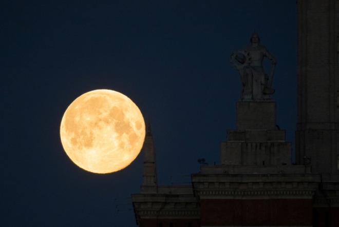 Sal gecesi balayan Dolunay ise Cuma'ya kadar devam edecek.