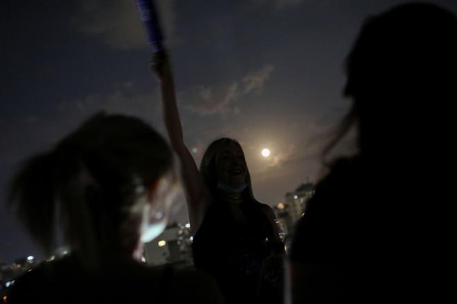 SPER AY NEDR?<br>  Ay, elips eklinde bir yrngede hareket ettiinden Dnya'ya ylda en az bir kez en yakn noktaya ulayor.