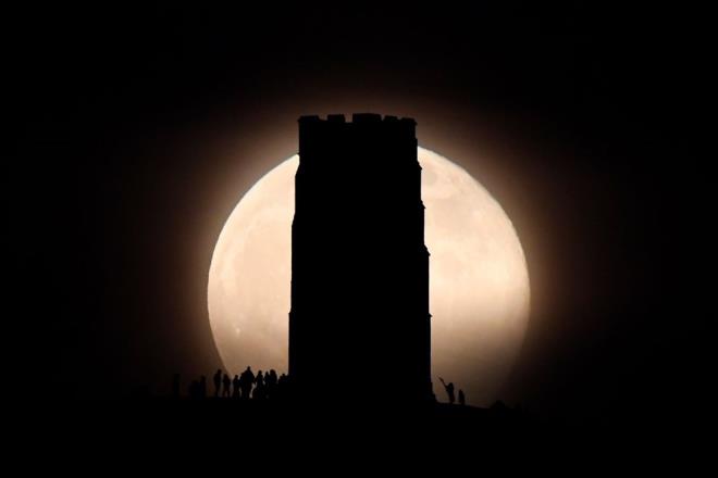 Baka bir deyile 2020'nin son 'Sper Ay' dn gece Trkiye ve dnyann eitli blgeleriden grld.