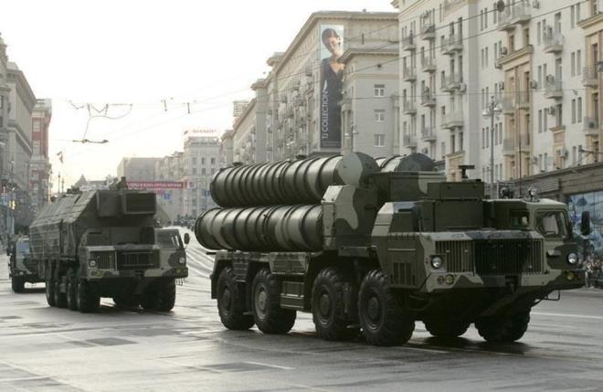 600 KLOMETRE UZAKLIKTAK HEDEFLER ALGILAYABLYOR  <br>  Ksa, orta ve uzun menzillerde fzeleri ayn anda kullanabilen S-400, 600 kilometre uzaklktaki hedefi alglama zelliine sahip ve saniyede 4,8 kilometre hzla fze gnderilebiliyor. Sistem, hedefe 10 saniyeden daha az srede tepki veriyor.