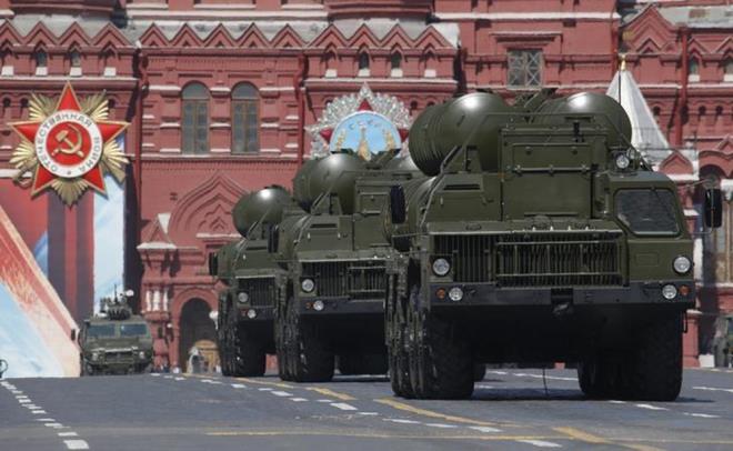 S-400 FZE SAVUNMA SSTEMNN ZELLKLER NELER?<br>  Sovyetler Birlii dneminde S-300 fzelerinin retilmesinden sonra gelitirilmeye balayan S-400 sistemi, 2007'den bu yana Rusya'nn silah envanterinde yer alyor.